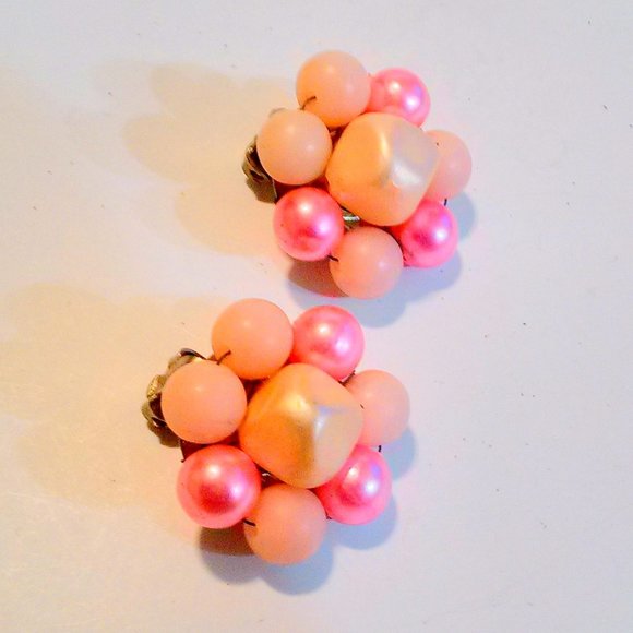 Vintage Mid Century Pink Pearlized Bead Cluster Clip Earrings Signed Japan - Picture 2 of 3